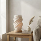 Lampe de bureau LED d'ambiance Halo posée sur une table en chêne clair dans un salon Japandi en journée — Candeora