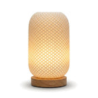 Lampe de bureau LED d'ambiance Halo, forme Lanterne à motif alvéolé, abat-jour imprimé en 3D et socle en bois, sur fond blanc — Candeora