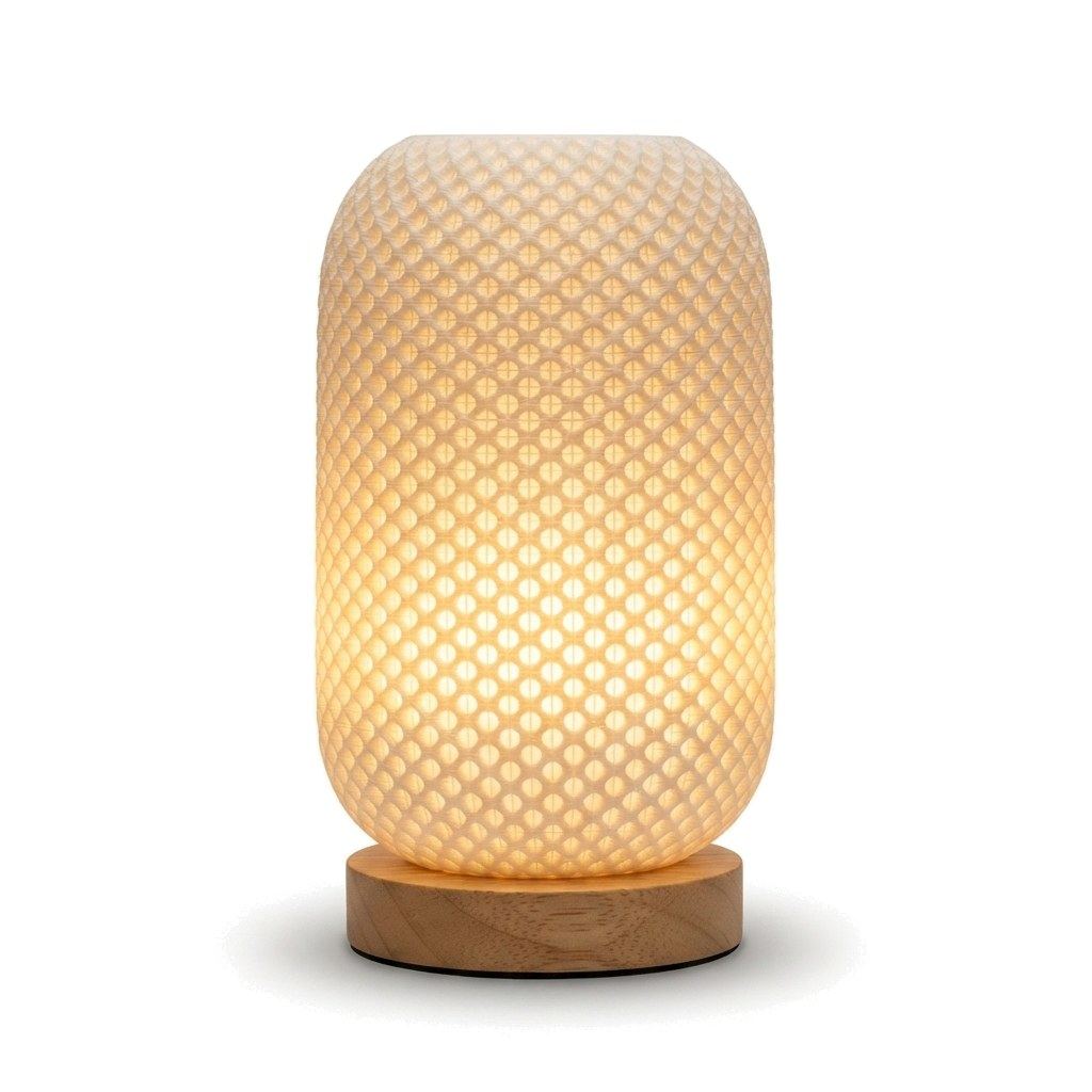 Lampe de bureau LED d'ambiance Halo, forme Lanterne à motif alvéolé, abat-jour imprimé en 3D et socle en bois, sur fond blanc — Candeora