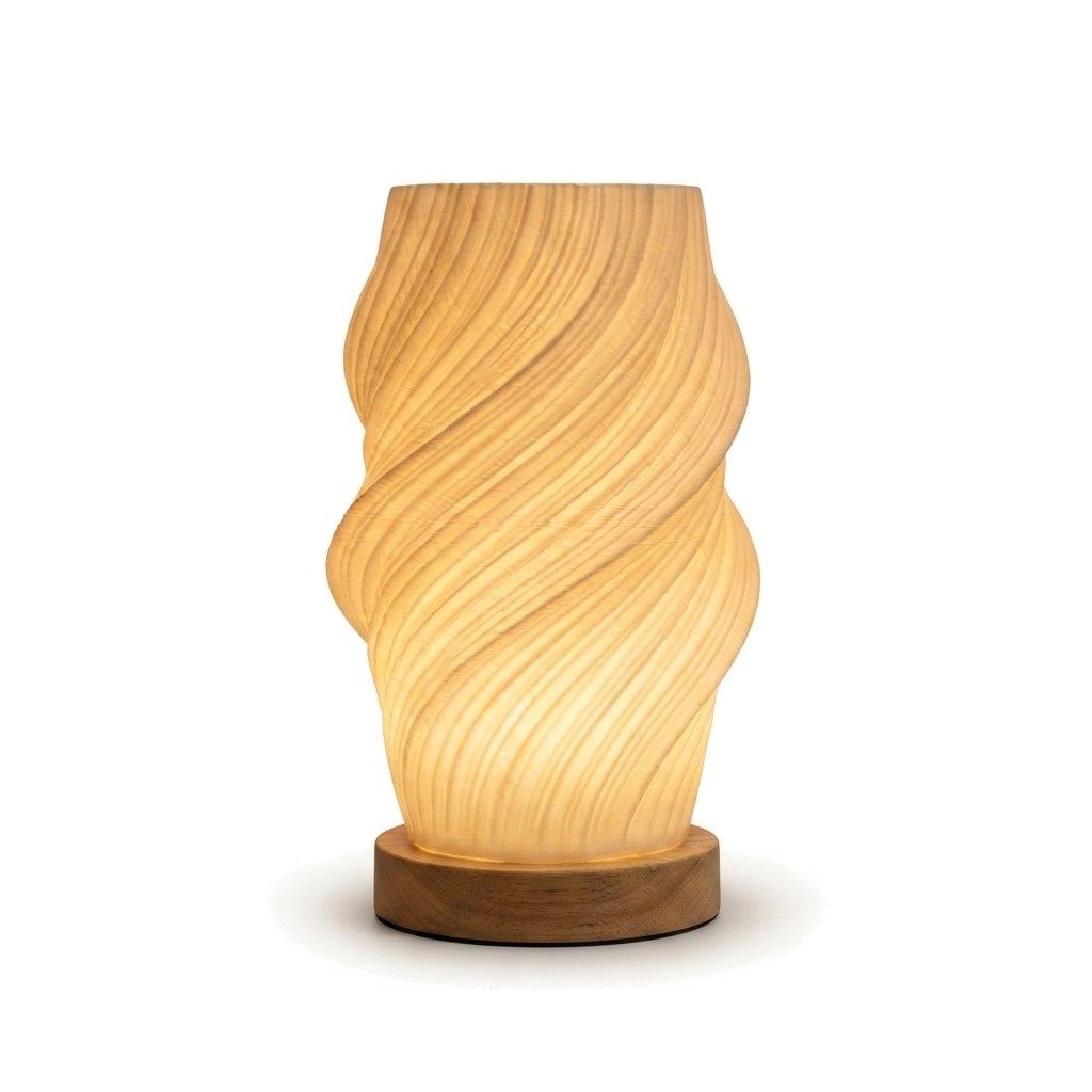 Lampe de bureau LED d'ambiance Halo, forme Spirale torsadée, abat-jour imprimé en 3D et socle en bois, allumée sur fond blanc — Candeora