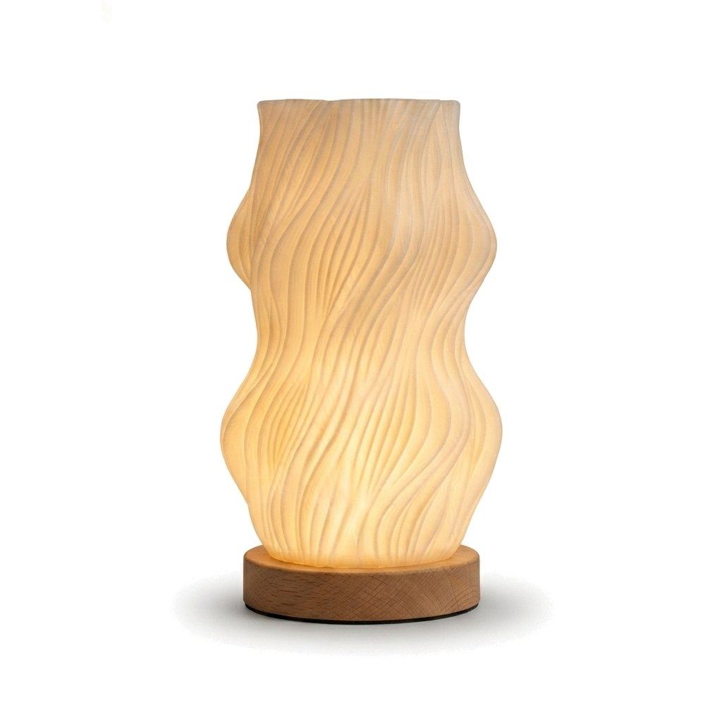 Lampe de bureau LED d'ambiance Halo, forme Vague ondulée, abat-jour imprimé en 3D et socle en bois, allumée sur fond blanc — Candeora