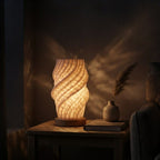 Lampe de bureau LED d'ambiance Halo allumée le soir, lueur chaude projetée sur le mur d'un intérieur cosy — Candeora