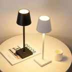 Les deux finitions de la lampe de bureau sans fil Alizé Candeora, noire et blanche, allumées sur une table