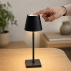 Doigt sur la commande tactile, sur le dessus de l'abat-jour de la lampe Alizé — Candeora