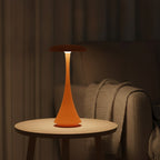 Lampe de bureau sans fil Autan, ambiance de jour sur une table basse