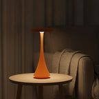Lampe de bureau sans fil Autan, ambiance du soir sur une table basse