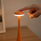 Lampe de bureau sans fil Autan, geste sur la commande tactile du chapeau