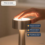 Lampe de bureau sans fil Bora en situation, prise en main en trois gestes : appuyez sur la base, effleurez le dessus, rechargez en USB-C