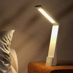 Lampe de bureau sans fil Brise Candeora allumée sur une table de chevet