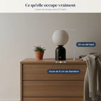 Lampe de bureau sans fil Foehn en situation, encombrement réel : 23 cm de haut, socle de 8 cm de diamètre