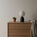 Lampe de bureau sans fil Foehn éteinte le jour sur une commode en bois