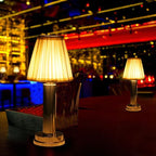 Lampe de bureau sans fil Ponant posée sur un comptoir de bar en ambiance tamisée