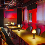 Lampe de bureau sans fil Ponant sur des tables de restaurant