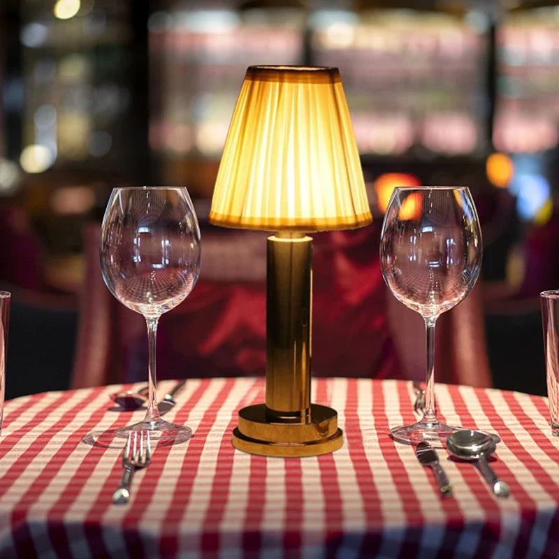Lampe de bureau sans fil Ponant sur une table dressée pour le dîner
