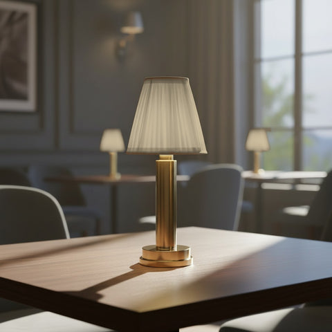 Lampe de bureau sans fil Ponant éteinte sur une table en bois, en pleine lumière du jour