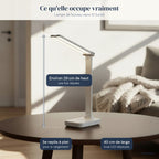 Lampe de bureau sans fil Suroît en situation, encombrement réel : environ 29 cm de haut, 40 cm de large, se replie à plat