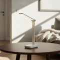 Lampe de bureau sans fil Suroît blanche, éteinte, de jour, sur une table basse - Candeora