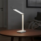 Lampe de bureau sans fil Suroît blanche allumée le soir sur une table basse - Candeora