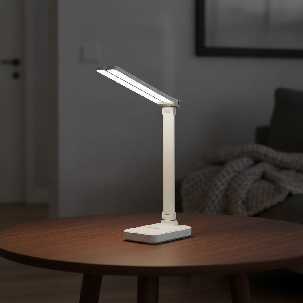 Lampe de bureau sans fil Suroît blanche allumée le soir sur une table basse - Candeora