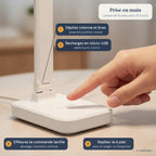 Lampe de bureau sans fil Suroît en situation, prise en main en quatre gestes : dépliez colonne et bras, rechargez en micro-USB, effleurez la commande tactile, repliez-la à plat