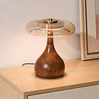 Lampe de bureau design Lucerna allumée sur un bureau, ambiance chaleureuse.