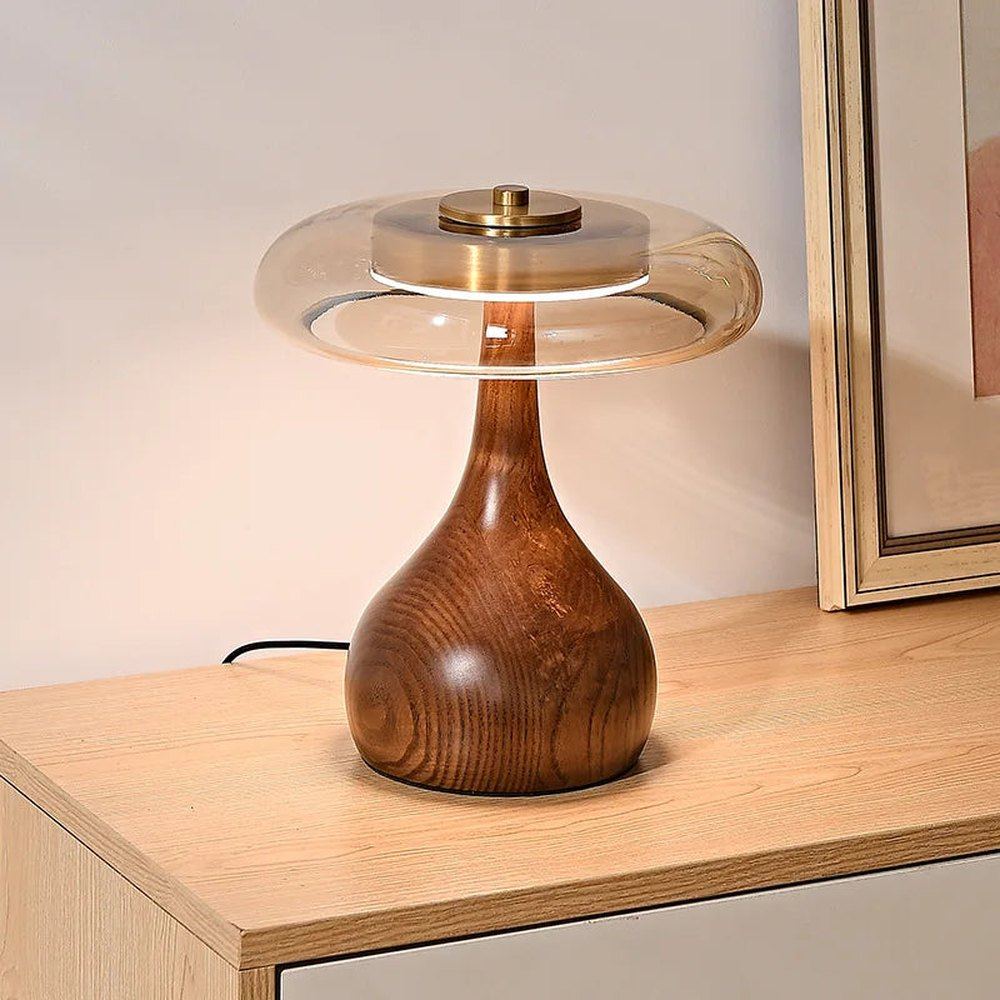Lampe de bureau design Lucerna allumée sur un bureau, ambiance chaleureuse.