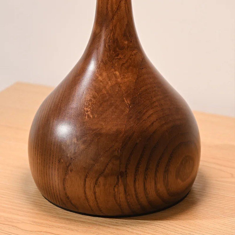Gros plan sur le pied en bois tourné de la lampe de bureau design Lucerna.