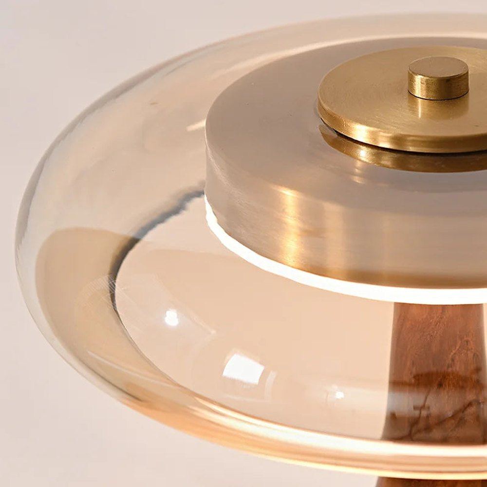 Gros plan sur l'abat-jour en verre et le cœur en laiton de la lampe Lucerna.