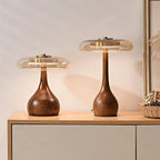 Les deux hauteurs de la lampe design Lucerna, modèle haut et modèle bas, côte à côte.