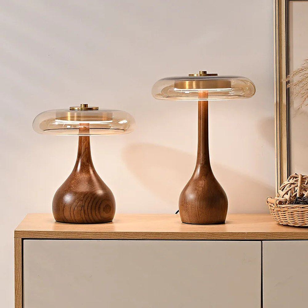 Les deux hauteurs de la lampe design Lucerna, modèle haut et modèle bas, côte à côte.