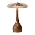 Lampe de bureau design Lucerna, modèle haut - pied en bois tourné et disque de verre, sur fond blanc.