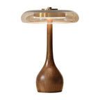 Lampe de bureau design Lucerna, modèle haut - pied en bois tourné et disque de verre, sur fond blanc.
